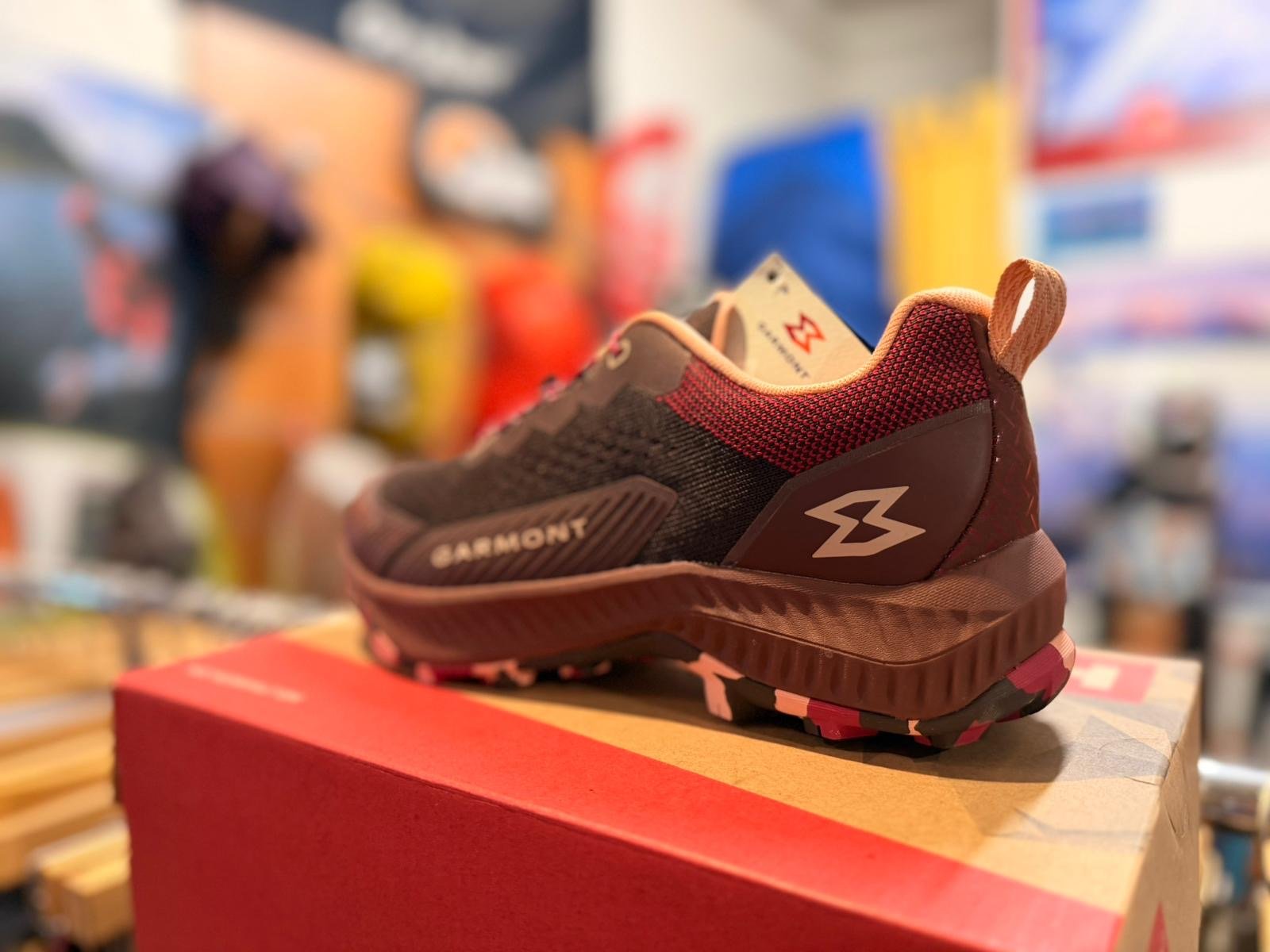 Chaussure bordeaux de trekking, vue arrière trois-quarts
